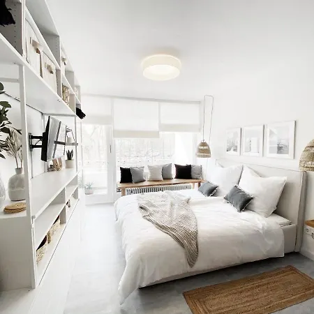 Seaside - Zentrales Design-apartment Mit Balkon & Parkplatz - 2 Minuten Zum Apartment *