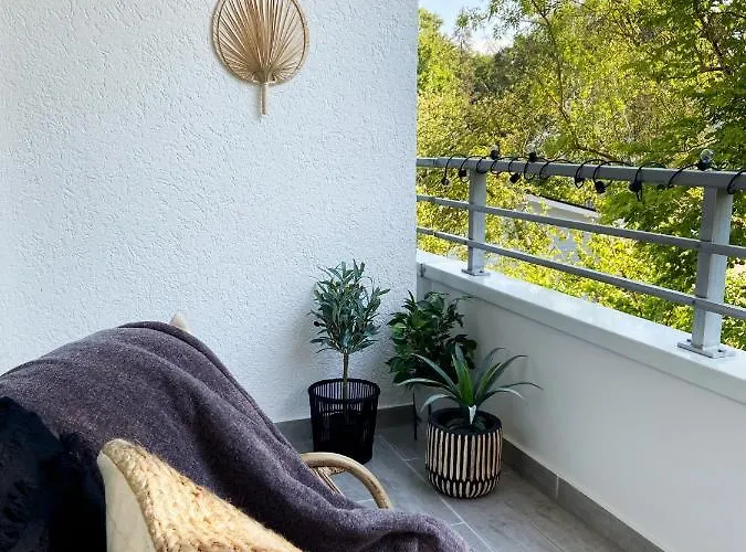 Seaside - Zentrales Design-apartment Mit Balkon & Parkplatz - 2 Minuten Zum * Timmendorfer Strand