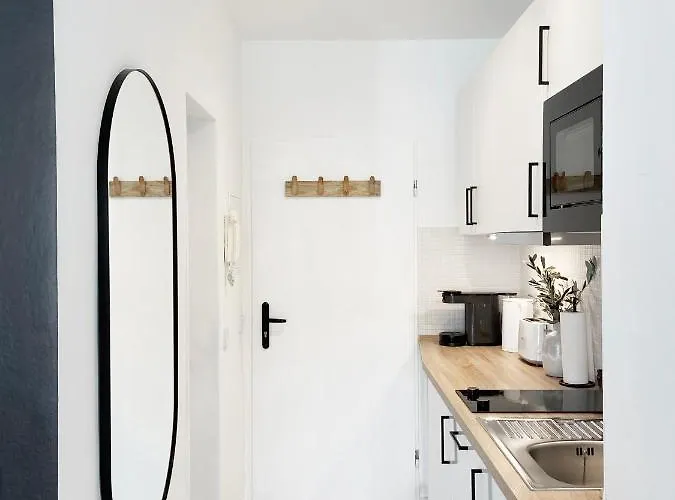 Seaside - Zentrales Design-apartment Mit Balkon & Parkplatz - 2 Minuten Zum Apartamento *