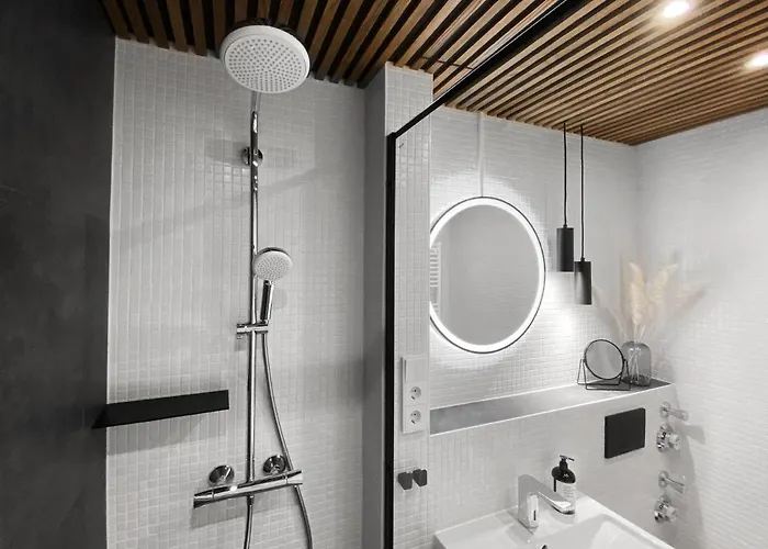 Seaside - Zentrales Design-apartment Mit Balkon & Parkplatz - 2 Minuten Zum Apartamento