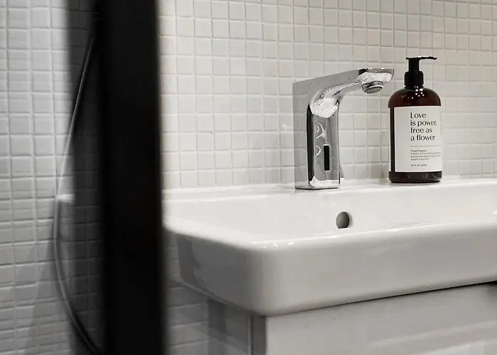 Seaside - Zentrales Design-apartment Mit Balkon & Parkplatz - 2 Minuten Zum *